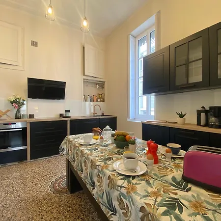 Le Questel In The Heart Of The With Nimes