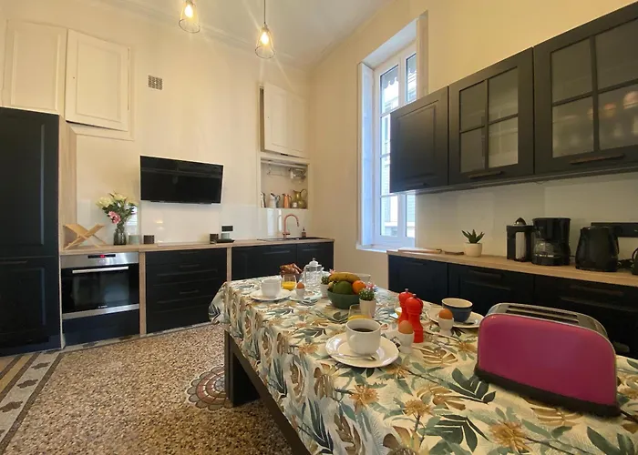 Le Questel Au Cœur De La Cité Romaine Avec Clim Nîmes